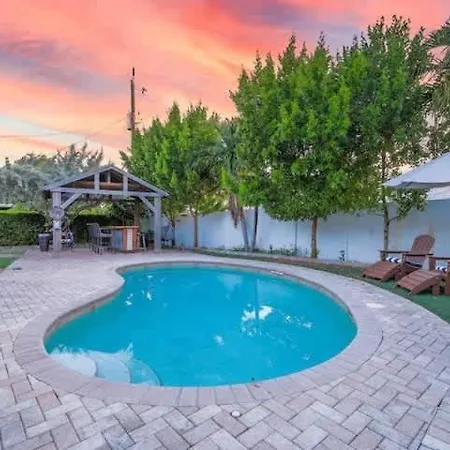 Heated Pool Villa-Walk To Beach-Tiki Bar-Sleeps 8
